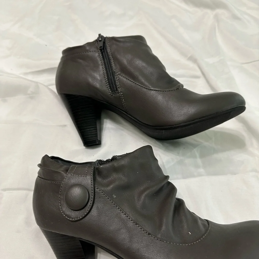 💙3/$20 WOMEN’S grey heeled boots size 8.5